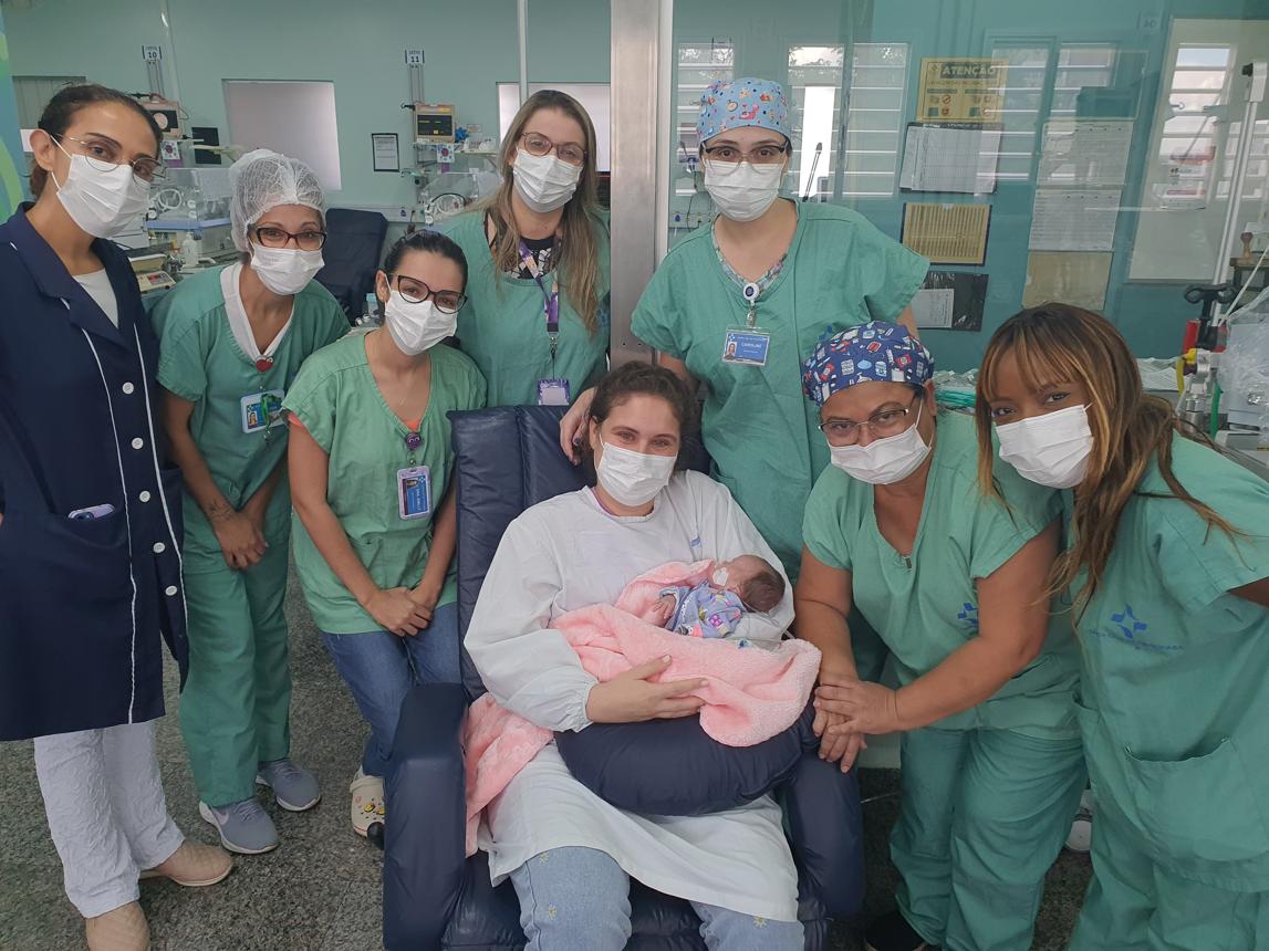 Bebê prematuro recebe alta após longa permanência na UTI
